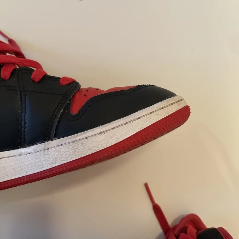 Air Jordan 1 Mid Alternate Bred (2022) DQ8423-060 Black/Red Boys 5Y